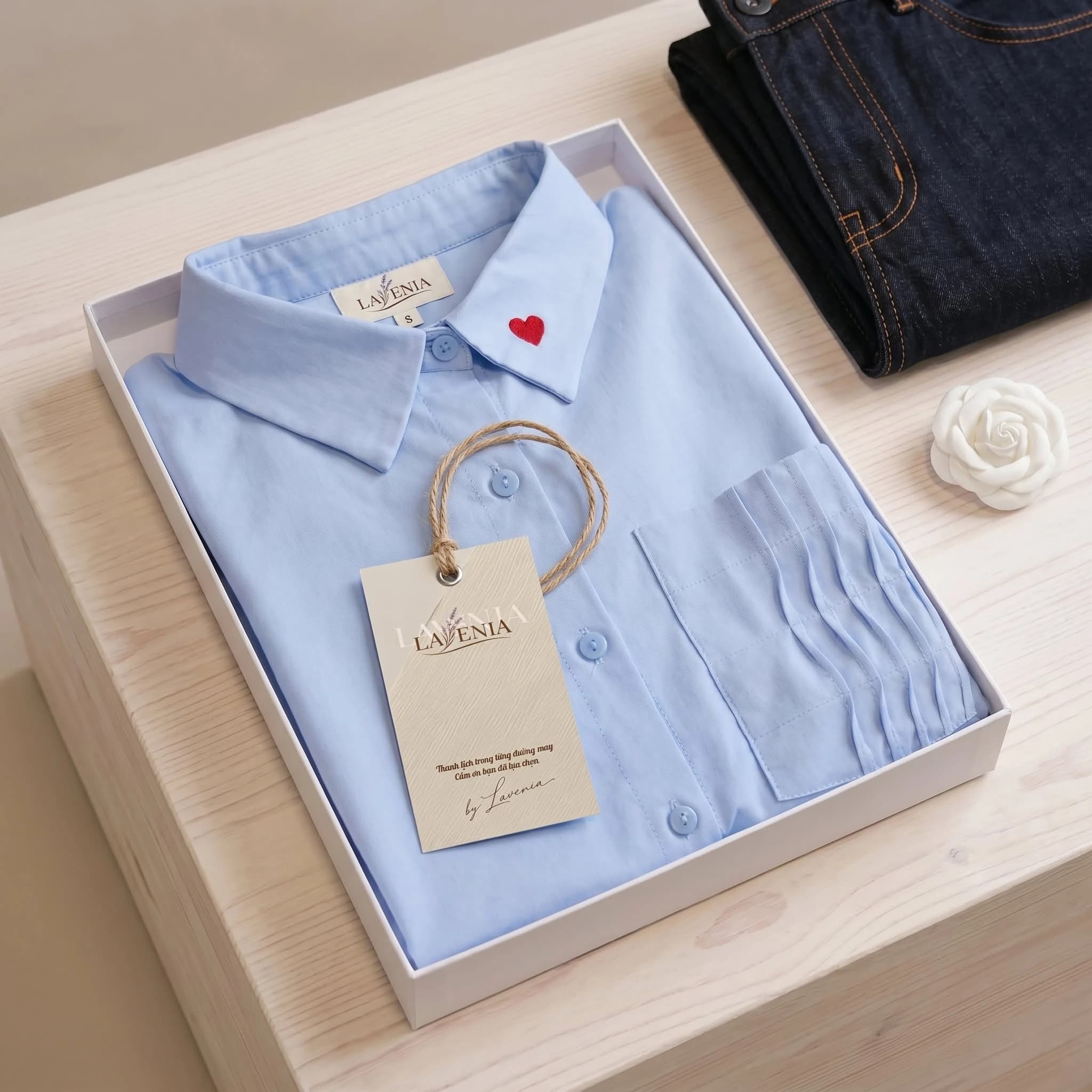 Set sơ mi thêu tim và quần jean suông