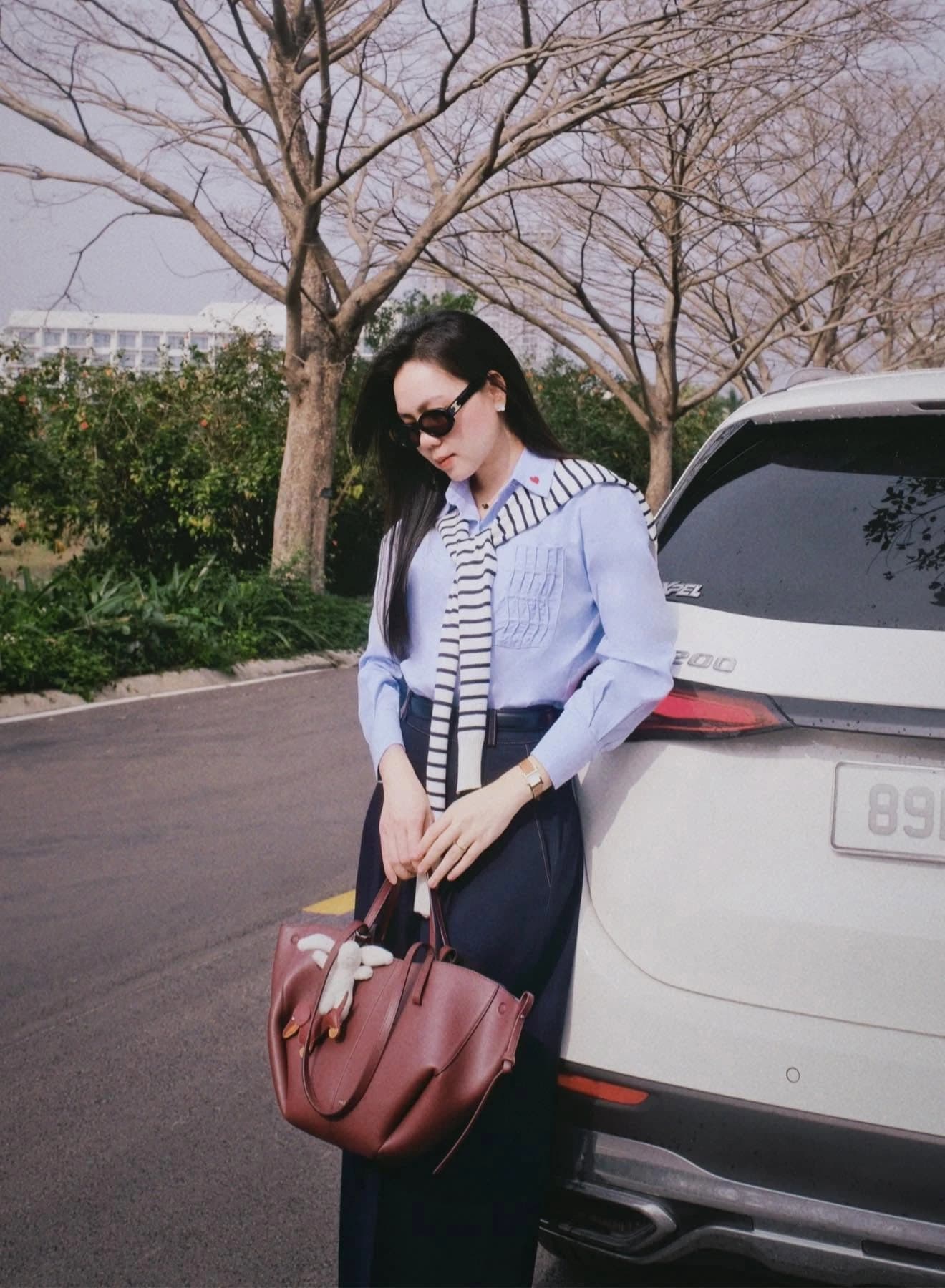 Set Oxford xanh pastel và quần jean suông